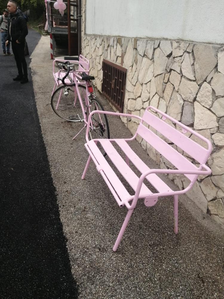 Giro d'Italia a Laceno, panchine rosa